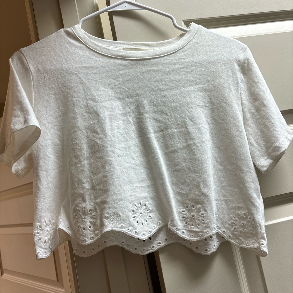 Storia White Crop Top with Boxy Fit and Crew Neck